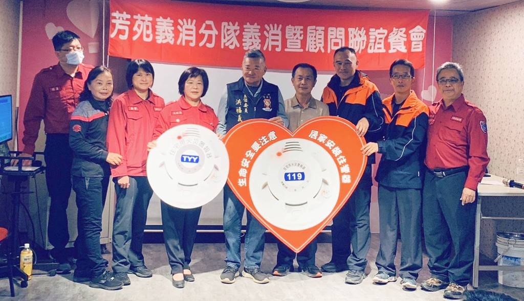 ▲福海宮與民眾善舉捐315顆住警器，由彰化縣消防局第四大隊大隊長張順享代表受贈，並回贈感謝狀感謝福海宮及四位民眾之善舉。（彰化縣消防局提供）